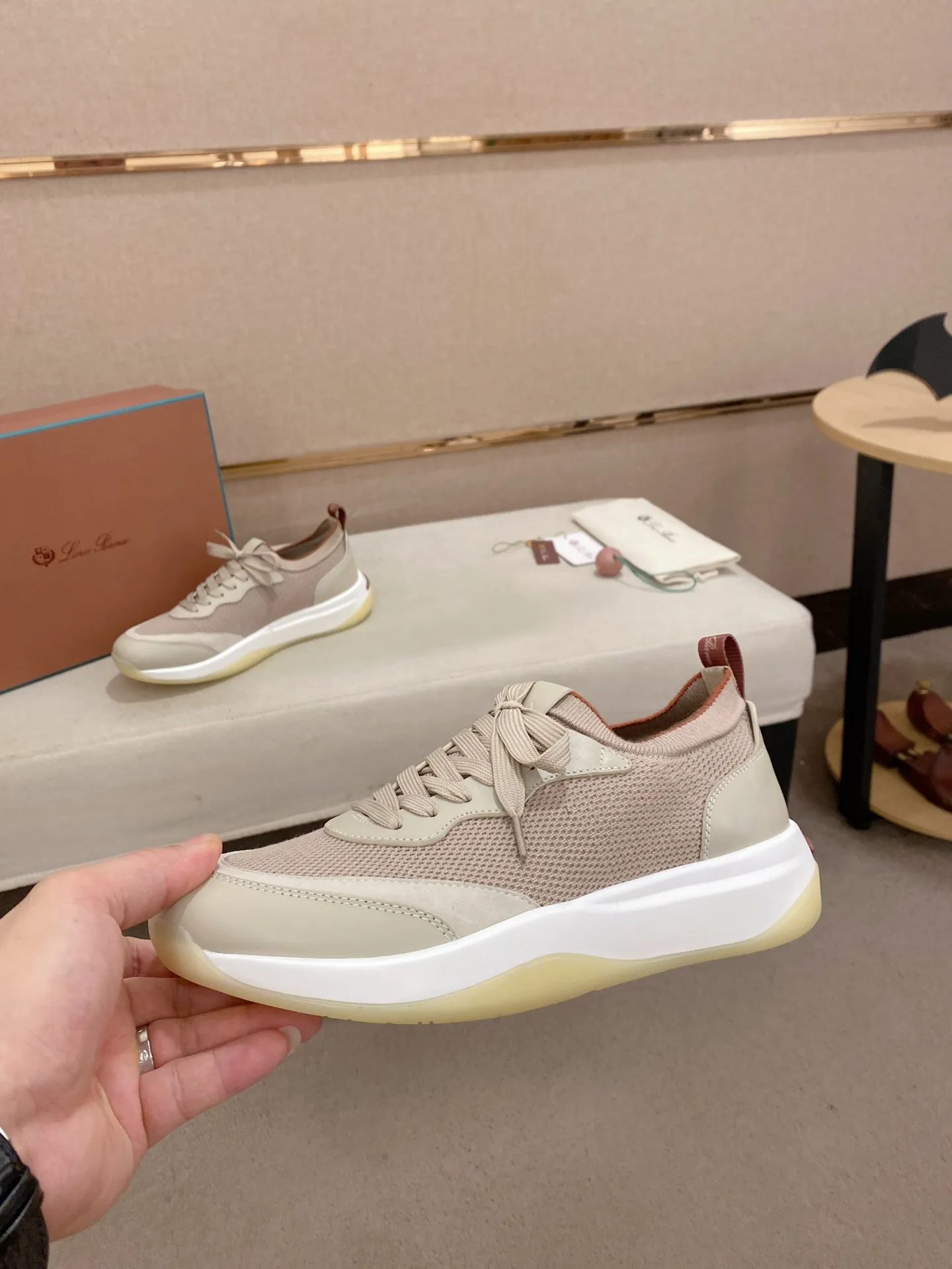 Men's shoes💰: 540💰🔥𝐥𝐨𝐫𝐨 𝐏𝐢𝐚𝐧𝐚 lp classic loafers, an Italian treasure brand, the only brand that can match Hermès! Only after wearing it do we realize that we can’t live up to our feet. The upper is made of imported first-layer cowhide with breathable fly-knit fabric, water-dyed cowhide foot pads, and the official original glass rubber outsole and pendant. Exclusive original packaging (tag ➕ brand paper ➕ outer box ➕ hand bag) code number: 38-44. Can be customized 45-46